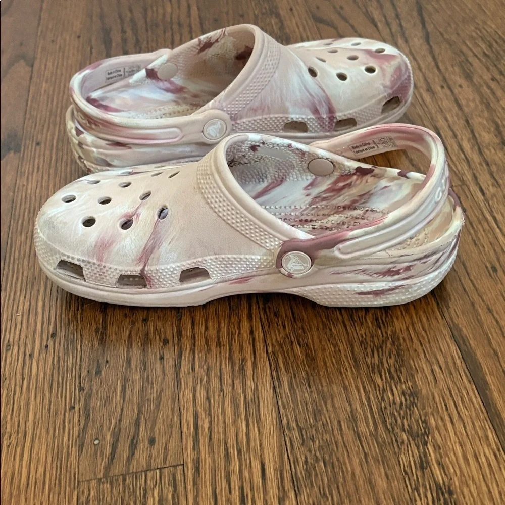 Crocs classic marbled clog in Quartz / Multi